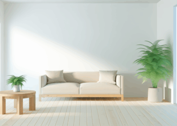 alt_text: Svetlý minimalistický interiér: béžová sedačka, nízky drevený stolík, izbová rastlina.