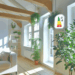 Svetlý interiér staršieho domu s úspornými prvkami, veľkými oknami a rastlinami.