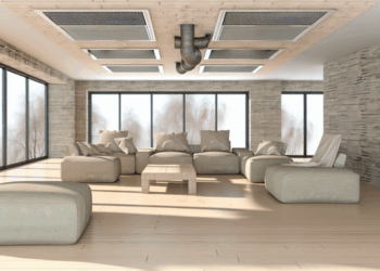 Moderná obývačka s veľkými oknami a nábytkom z prírodných materiálov, v strope ventilácia.