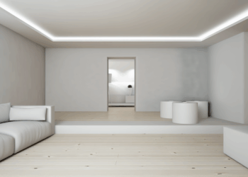 Moderná obývačka s hladkými stenami zo sadrokartónu, minimalistický dizajn, svetlé farby a súčasný nábytok.